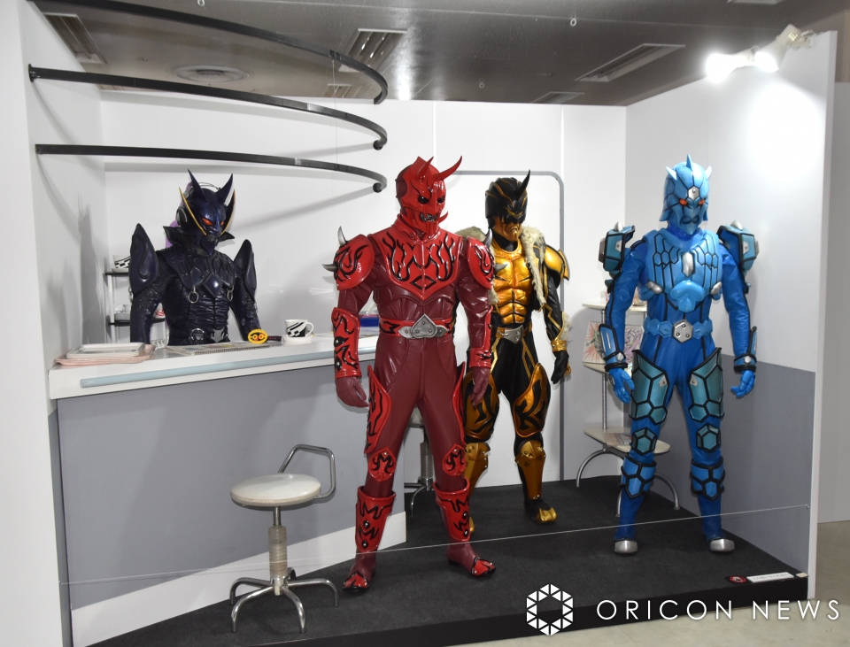 『the仮面ライダー展』内覧会 『電王』イマジンズや仮面ライダー立像など展示 入口には藤岡弘、の巨大サイン オリコン Jmmaポータル